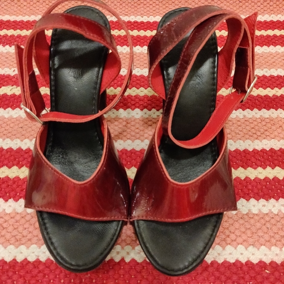 Shiny red platform heels size 6 - Picture 3 of 10